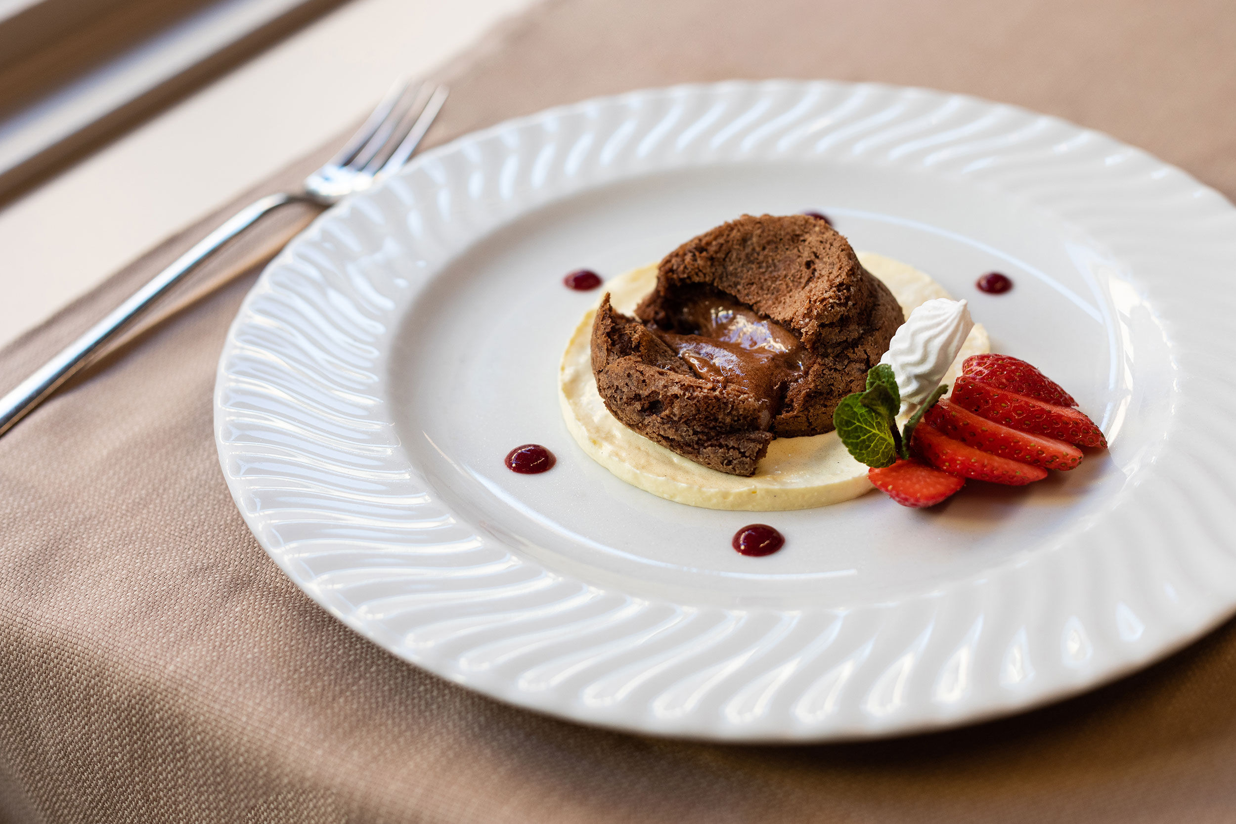 Soufflé al Cioccolato Fondente con Crema Chantilly: Dolcezza e Gusto in un Boccone