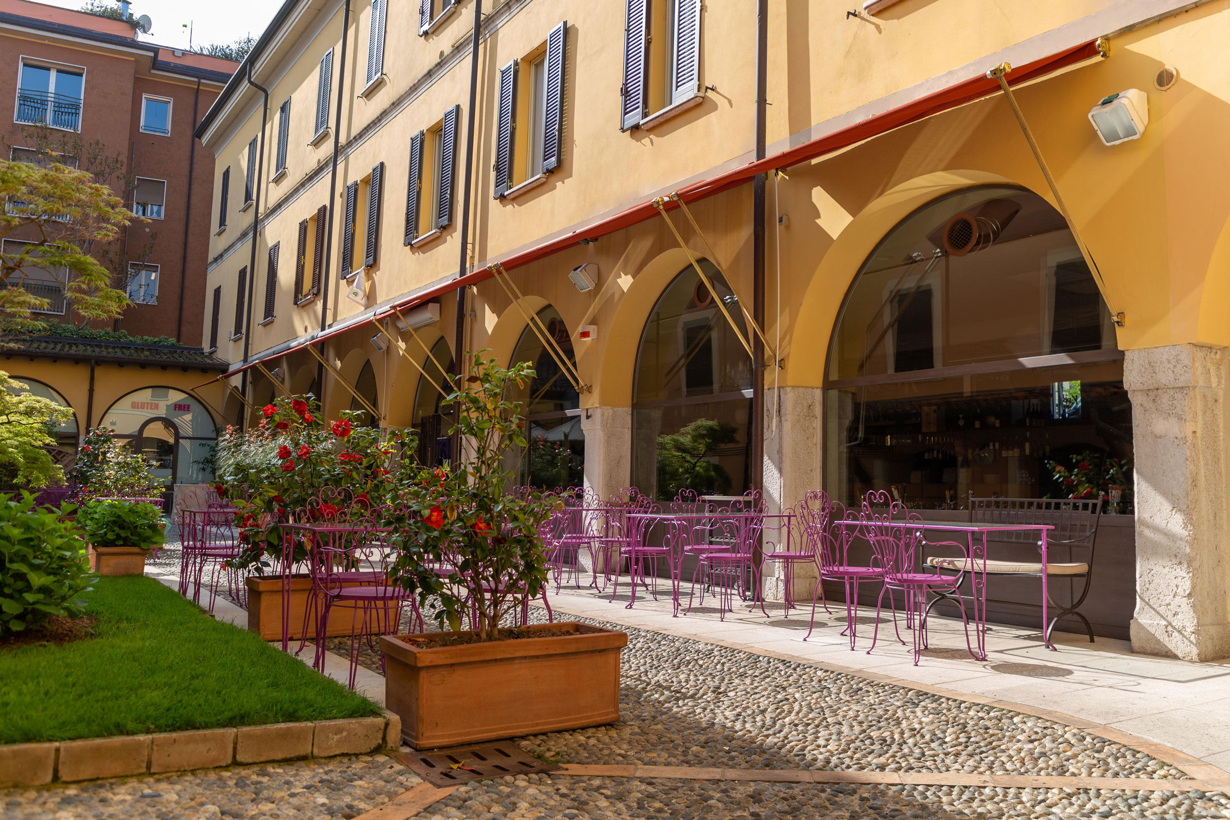 Cortile con Angoli Verdi e Tavolino con Sedie: Spazio Esterno Rilassante e Accogliente