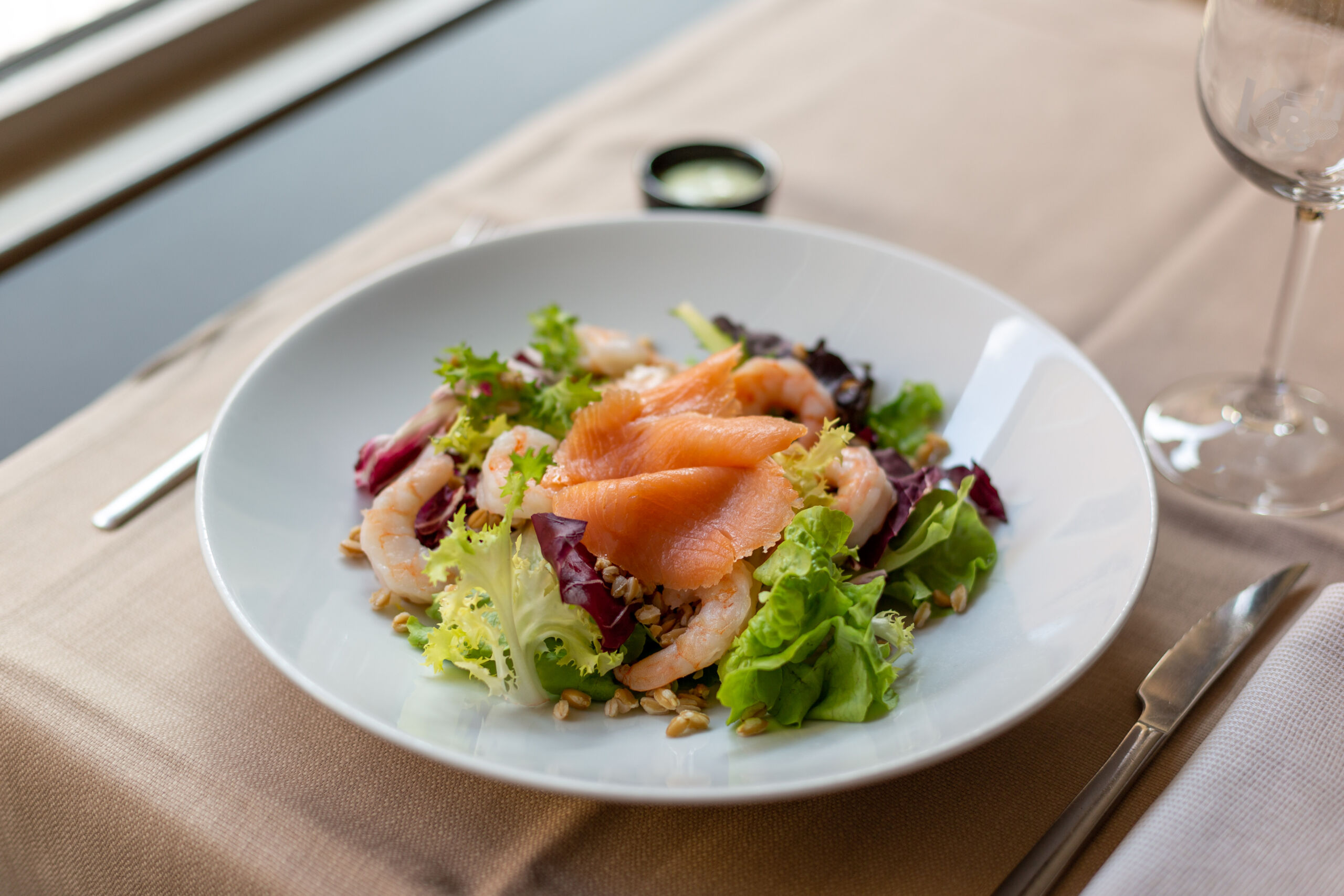 Insalata Kapperi: Mix di Insalate con Salmone Affumicato, Gamberetti, Farro e Maionese alla Rucola