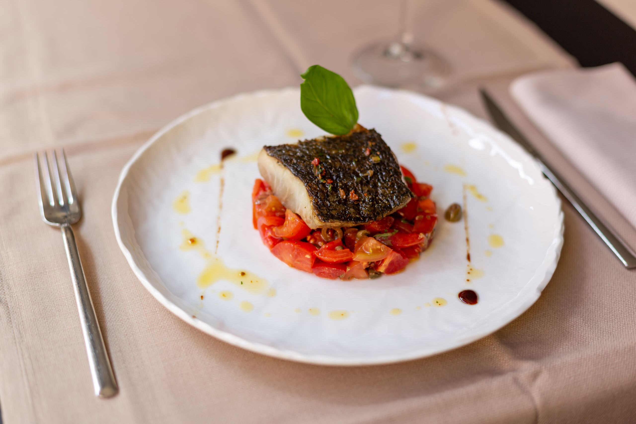 Filetto di Branzino con Pomodorini: Gustoso Piatto di Pesce