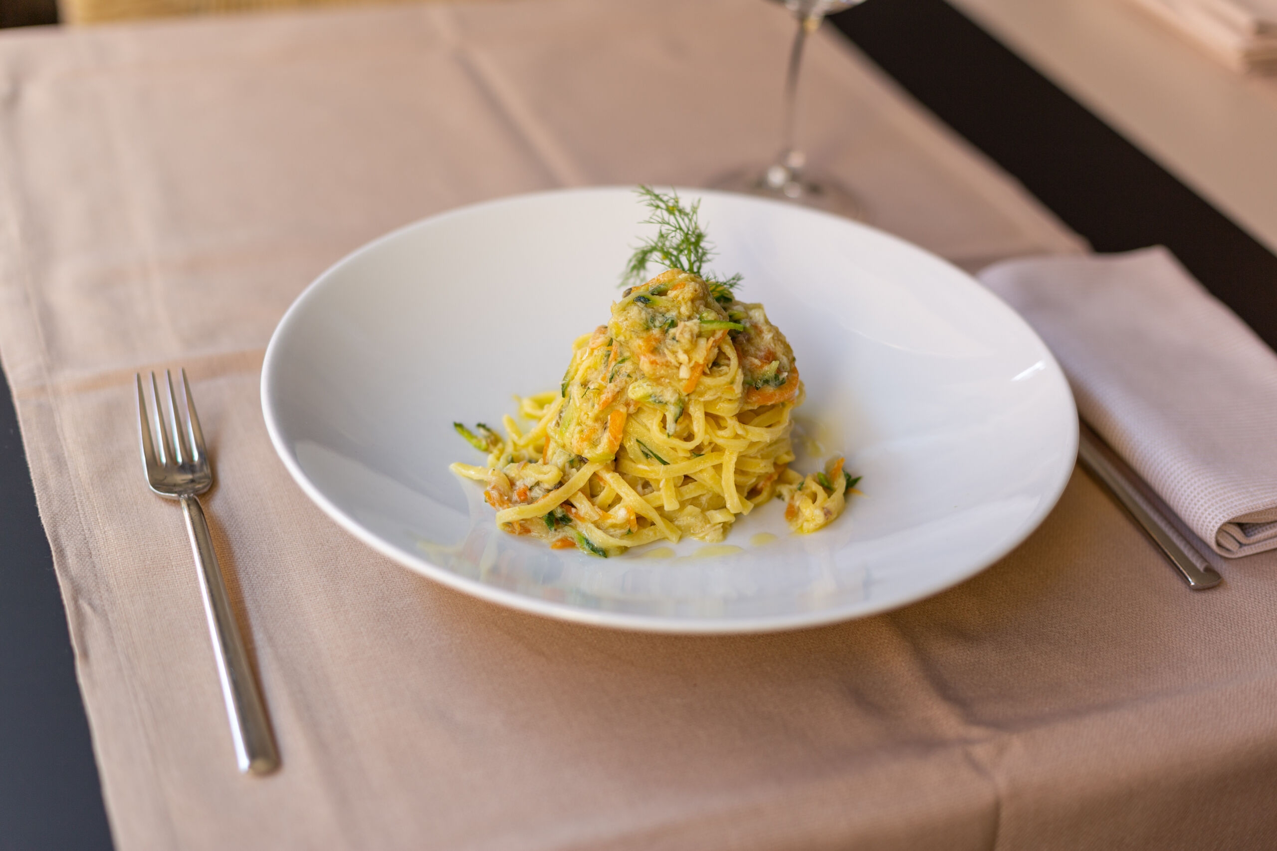 Tagliolini al Luccio: Piatto Raffinato con Tagliolini e Filetti di Luccio