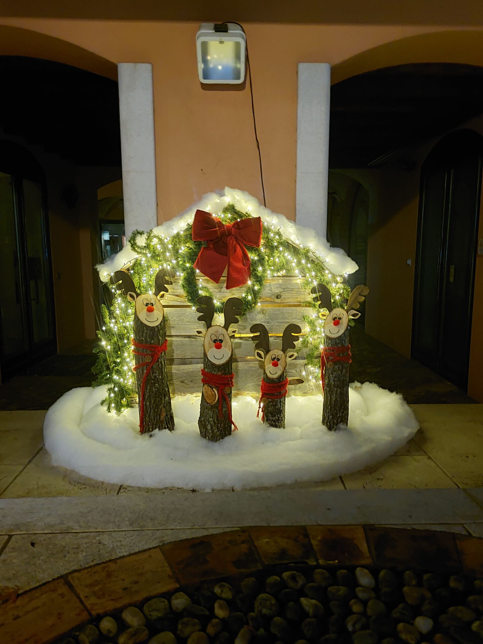 Albero di Natale con Presepe Illuminato e Decorato