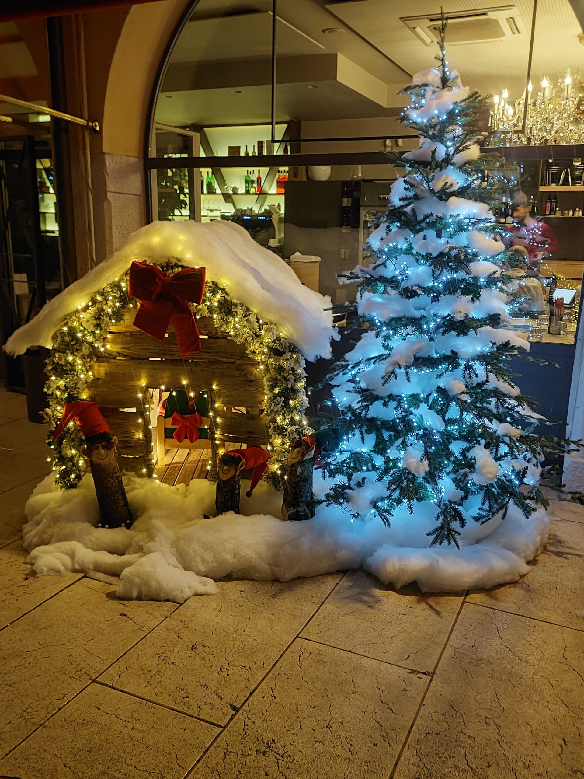 Albero di Natale con presepe e luci natalizie